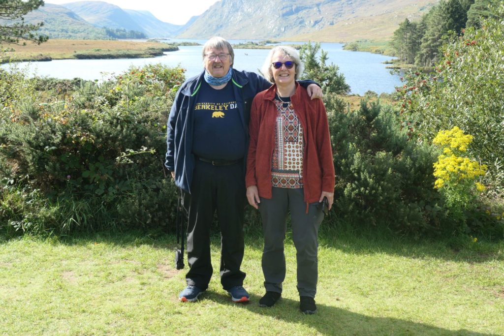 Ein Foto des Ehepaars Ebert vor einem irischen See mit Bergen im Hintergrund.