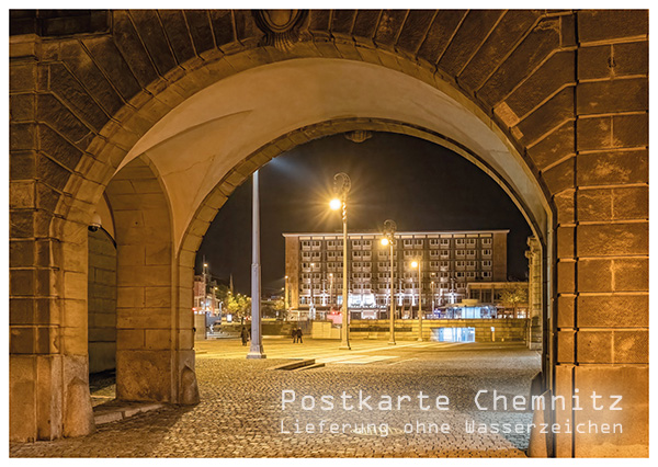 Der Theaterplatz in Chemnitz bei Nacht.