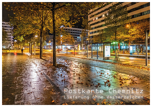 Die Straße der Nationen in Chemnitz bei Nacht im Herbst.