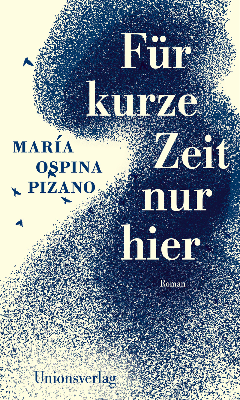 Das Cover von "Für kurze Zeit nur hier" von María Ospina Pizano. Man sieht einen Schwarm blauer Vögel auf weißem Grund.