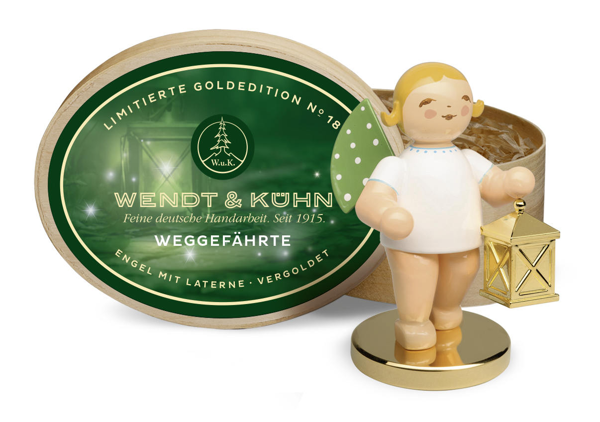 Ein Foto der Goldedition WEndt & Kühn 2025. Zu sehen ist ein Engel mit Goldener Laterne und vergoldetem Sockel. Im Hintergrund ist eine Spahnschachtel zu sehen.