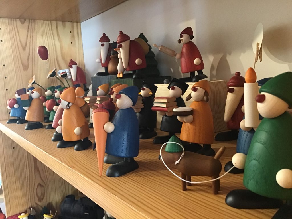 Zu sehen sind vieel Figuren von Björn Köhler. Gratulanten und Weihnachtsmänner und Weihnachtsfrauen.