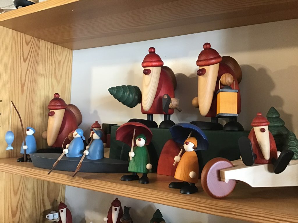 Zu sehen sind vieel Figuren von Björn Köhler. Gratulanten und Weihnachtsmänner und Weihnachtsfrauen.