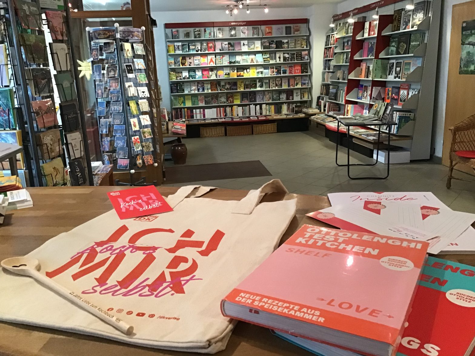Zunsehen sind die zu gewinnenden Artikel des Gewinnspiels. Zwei Kochbücher, Stoffbeutel, Kochlöffel und 3 Büchergutscheine.
