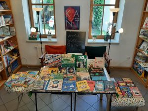 Zu sehen ist ein Tisch mit einer Auswahl an Büchern für die Lesewürmer des Horts der DPFA-Grundschule.