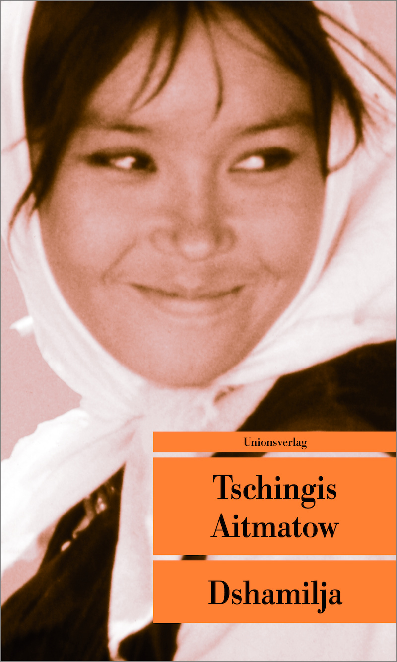 Zu sehen ist das Cover von Dshamilja von Tschingis Aitmatow, erschienen im Unionsverlag. Der Großteil des Covers ist eine sepiafarbene Fotografie einer jungen kirgisischen Frau. Sie schaut liebevoll, freundlich und verschmitzt in das rechte Off des Bildes. Ihr Kopftuch ist lose befestigt. Im unteren rechten Rand steht in dunkler Schrift auf orangem Grund "Unionsverlag", "Tschingis Aitmatow" und "Dshamilja".