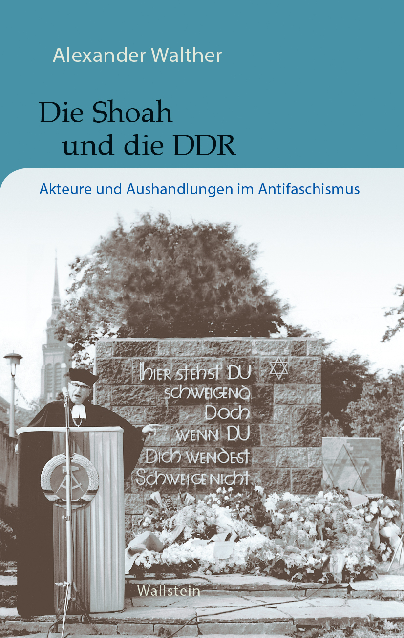 Das Cover des Buches Die Shoah und die DDR Akteure und Aushandlungen im Antifaschismus Reihe: Buchenwald und Mittelbau-Dora - Forschungen und Reflexionen; Bd. 7 - erschienen im Wallsztein Verlag. Autor Alexander Walther. Das Cover ist in Türkis und schwarz-weiß gehalten. Zu sehen ist ein Pastor, der vor einem Denkmal eine Predigt zu halten scheint.