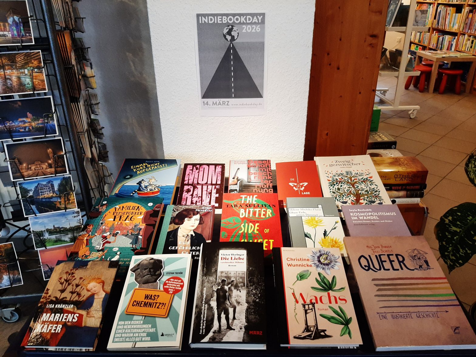 Ein Tisch mit Büchern der im Artikel genannten Indieverlage.