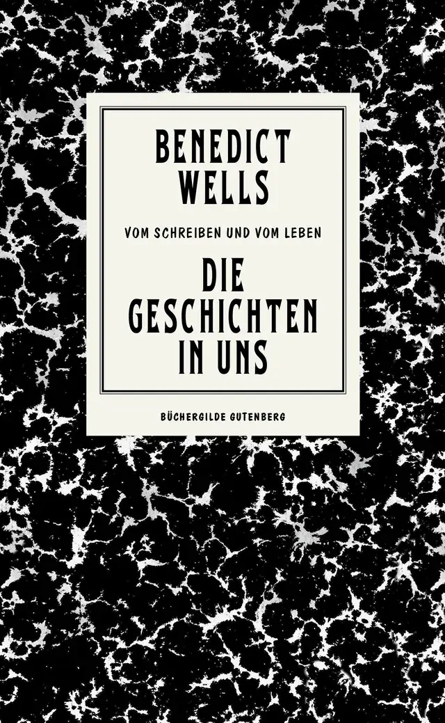 Zu sehen ist das Cover ders Buches "Die Geschichten in uns" in der Büchergildeausgabe. Das Cover von "Die Geschichten in uns" in der Büchergildeausgabe. Das Cover ist ganz in schwarz-weiß gehalten. Im oberen Drittel des Covers befindet sich ein weißes Viereck, in dem mit schwarzer Schrift der Name des Autors, der Titel des Buches und der Verlag stehen. Der Rest des Covers ist in einem schwarz-weiß Muster gehalten, ähnlich schwarzer Tinte, die auf einem weißen Blatt Papier ausgelaufen ist.