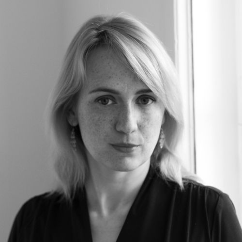 Auf dem Foto ist die Autorin Anousch Mueller zu sehen. Die Aufnahme ist von Marlen Mueller.
