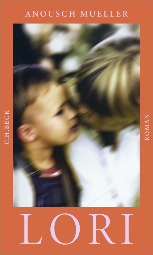 Das Cover von "Lori" von Anousch Mueller. Erschienen bei C.H. Beck. Das Cover ist orange. In der Mitte ist ein leicht verschwommenes Bild von zwei Geschwistern zu sehen. Es wirkt retro.